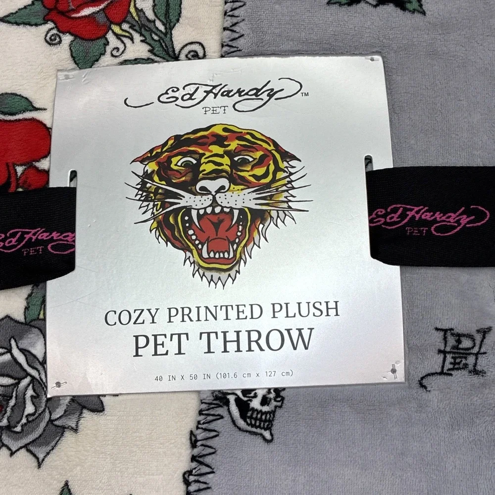Ed Hardy Gray Multicolor 40x50 Rose Flowers Hearts Reversible Plush Blanket NEW